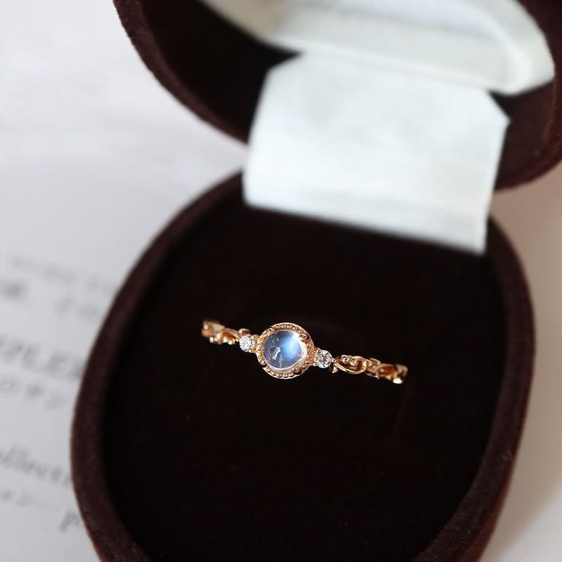 Anillo delicado de circonita y piedra lunar natural de Olivenorma