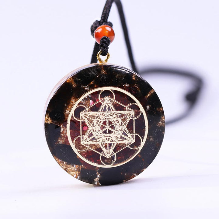 Collar con símbolo del cubo de Metatrón en obsidiana y granate de Olivenorma 