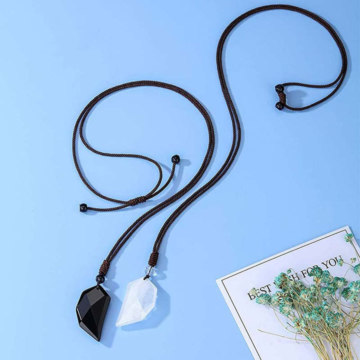Collar con forma de corazón de cuarzo transparente y obsidiana de Olivenorma 