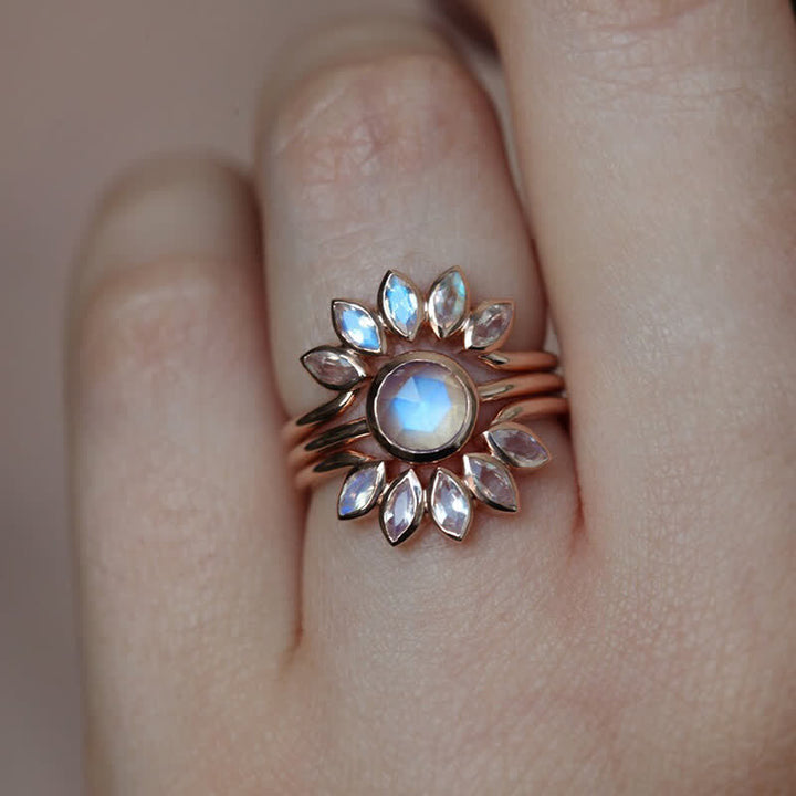 Anillo de 3 piezas con piedra lunar y flor de sol de Olivenorma “Diosa de las mareas”