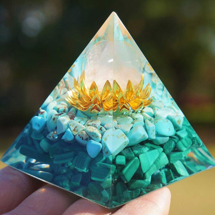 Pirámide de orgón con símbolo de loto de malaquita y turquesa de cristal transparente de Olivenorma