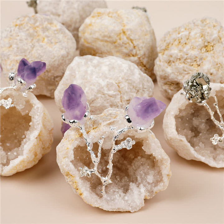 Geoda natural de Olivenorma con capullos de rosa de amatista como decoración con piedras preciosas
