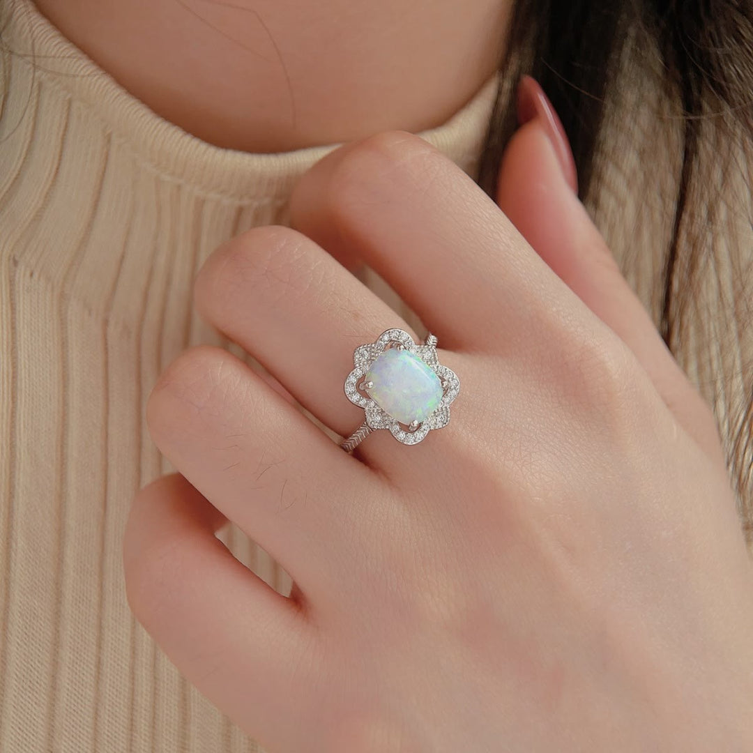 Anillo de compromiso con diseño grabado de circonita blanca y ópalo de Olivenorma