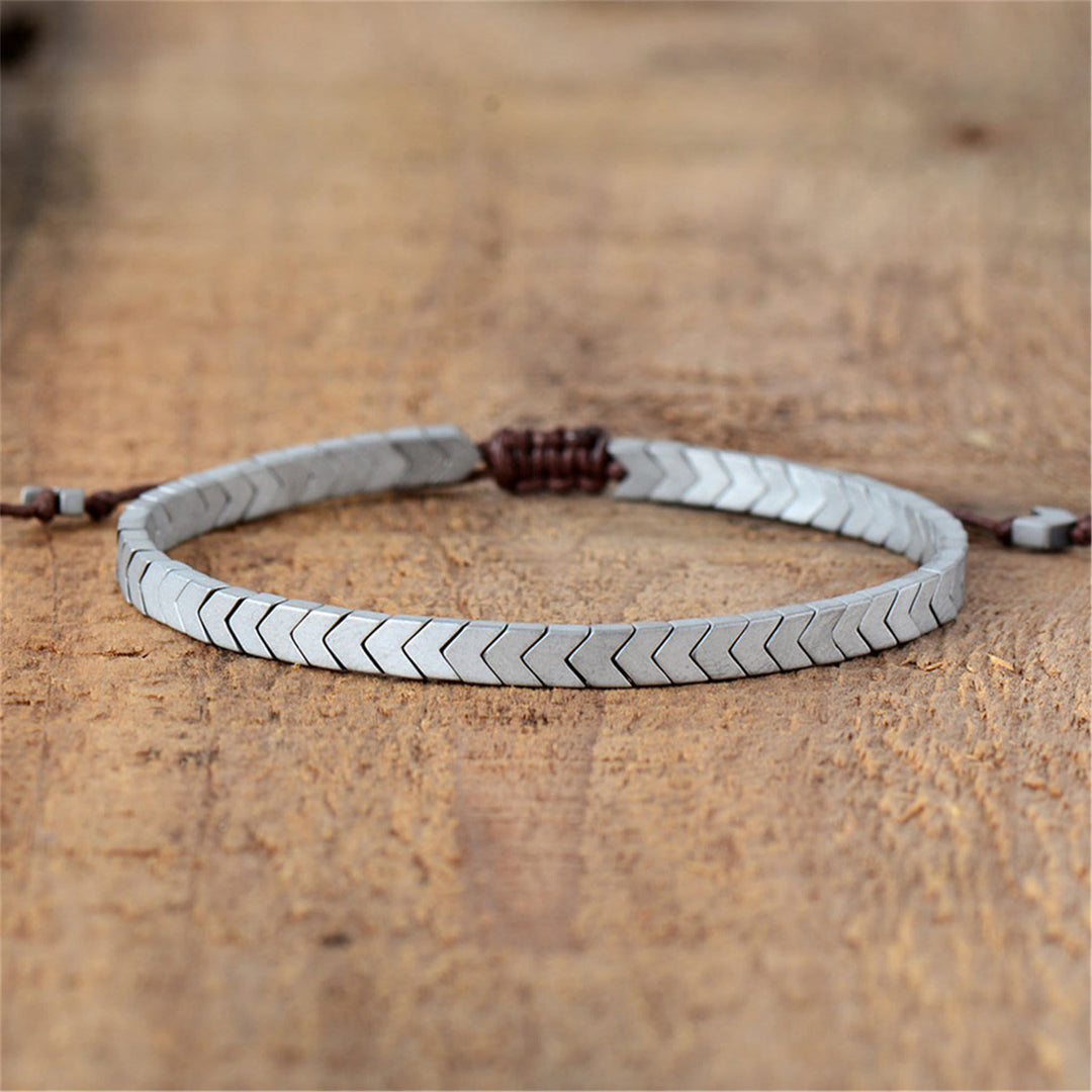 Pulsera ajustable con flechas de hematita mate de Olivenorma