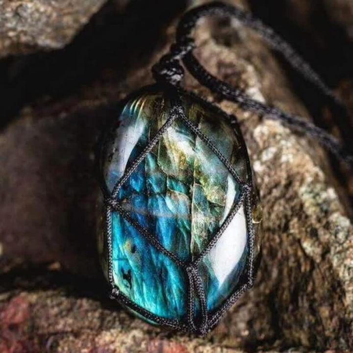 Collar de piedra labradorita natural con forma de corazón de dragón envuelto de Olivenorma