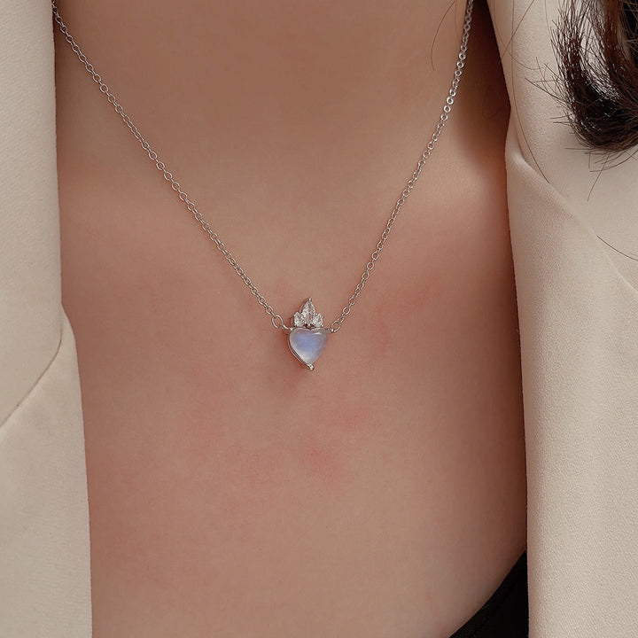 Collar con colgante de piedra lunar y circonita blanca con forma de corazón de Olivenorma