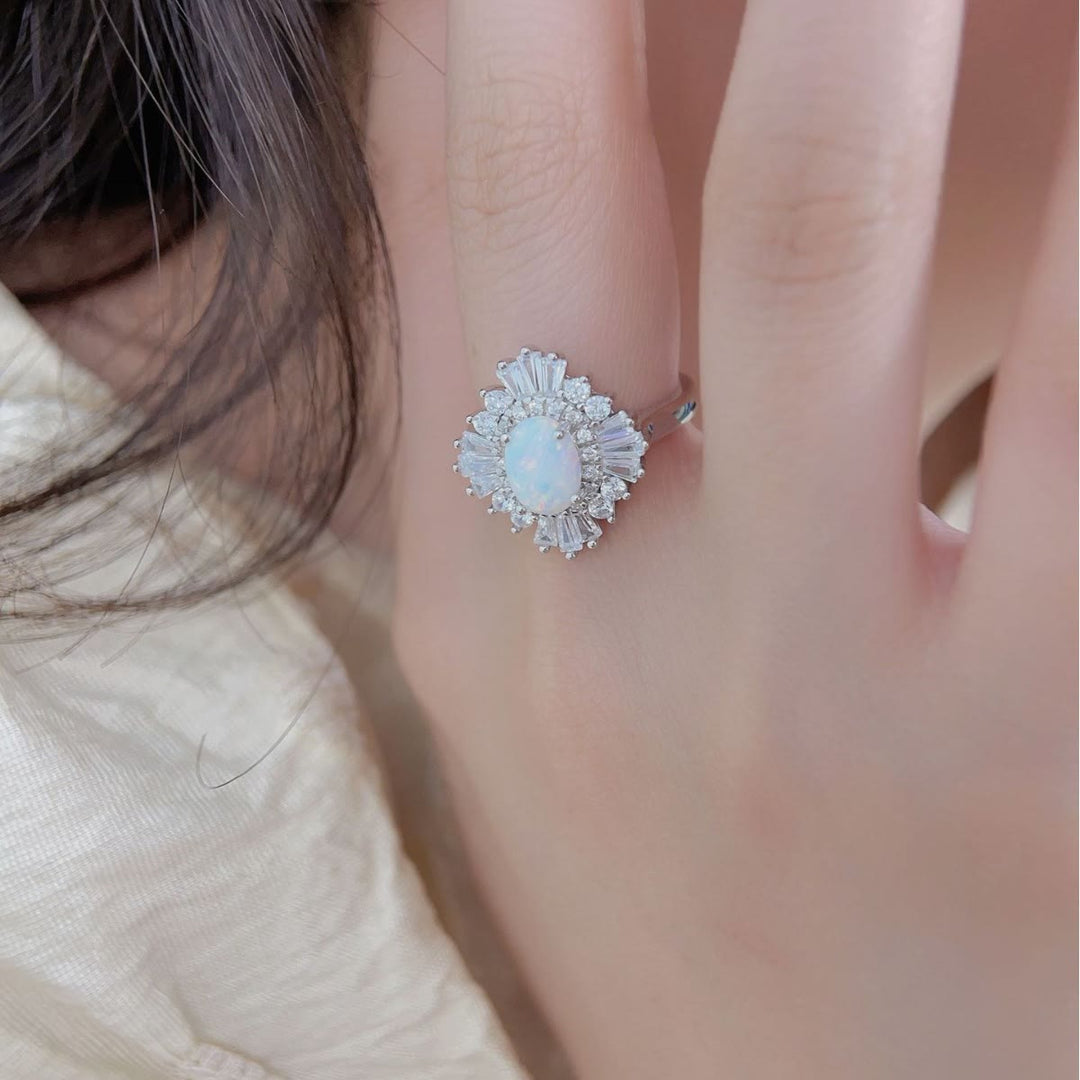 Anillo de plata de ley S925 con circonita blanca y ópalo ovalado de Olivenorma