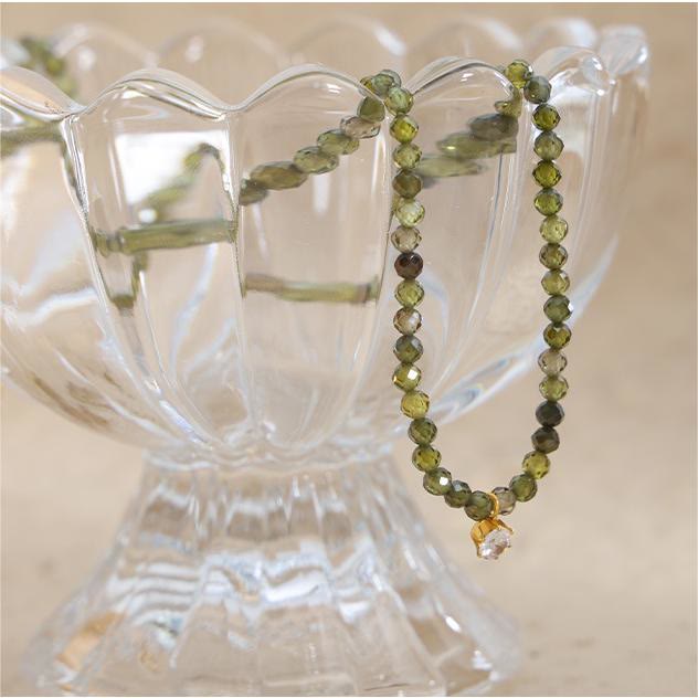 Collar con colgante de peridoto y aventurina verde esmeralda de Olivenorma 