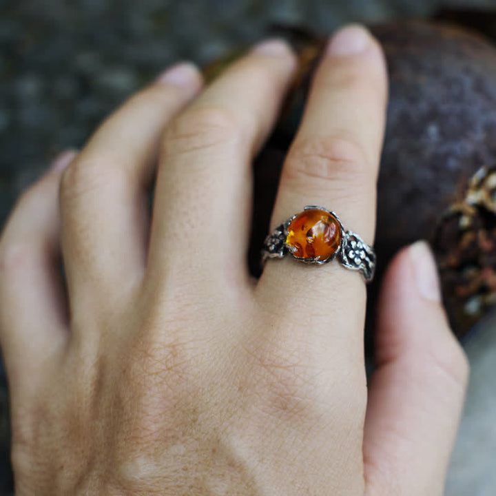 Anillo antiguo de plata con flor de ámbar.