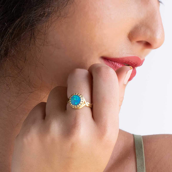 Anillo de ópalo azul bañado en oro sobre plata de ley 925 "Energía de paz" de Olivenorma