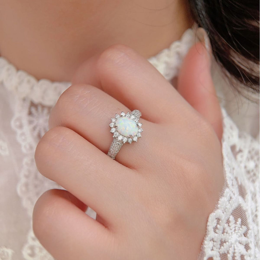 Anillo con flor de circonita blanca y ópalo de Olivenorma 