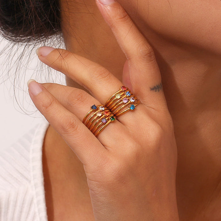 Anillo de acero inoxidable chapado en oro de 18 quilates con piedra natal simple de Olivenorma