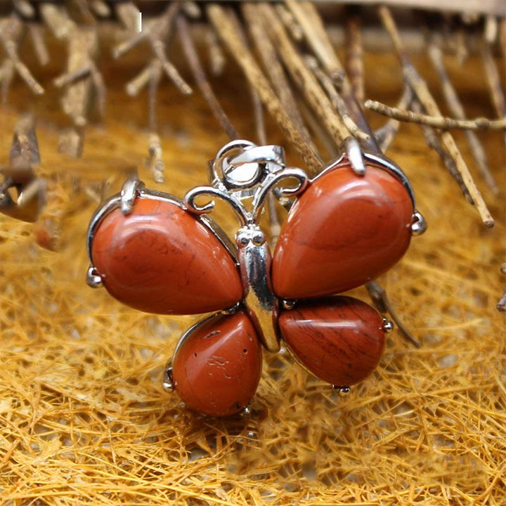 Collar con forma de mariposa y piedras preciosas de cristal natural de Olivenorma