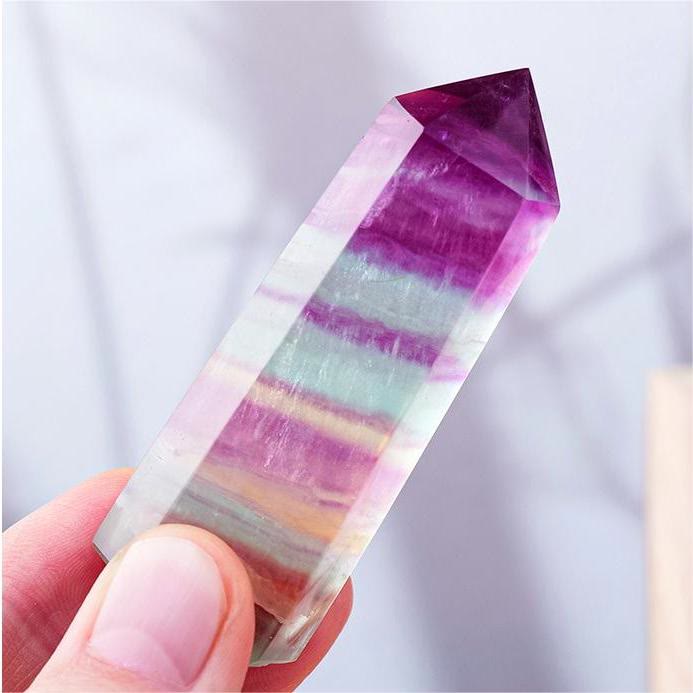 Varitas de cristal con forma de columna hexagonal de fluorita arcoíris natural de Olivenorma 