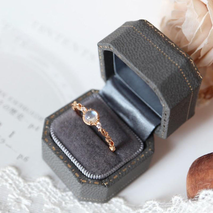 Anillo delicado de circonita y piedra lunar natural de Olivenorma