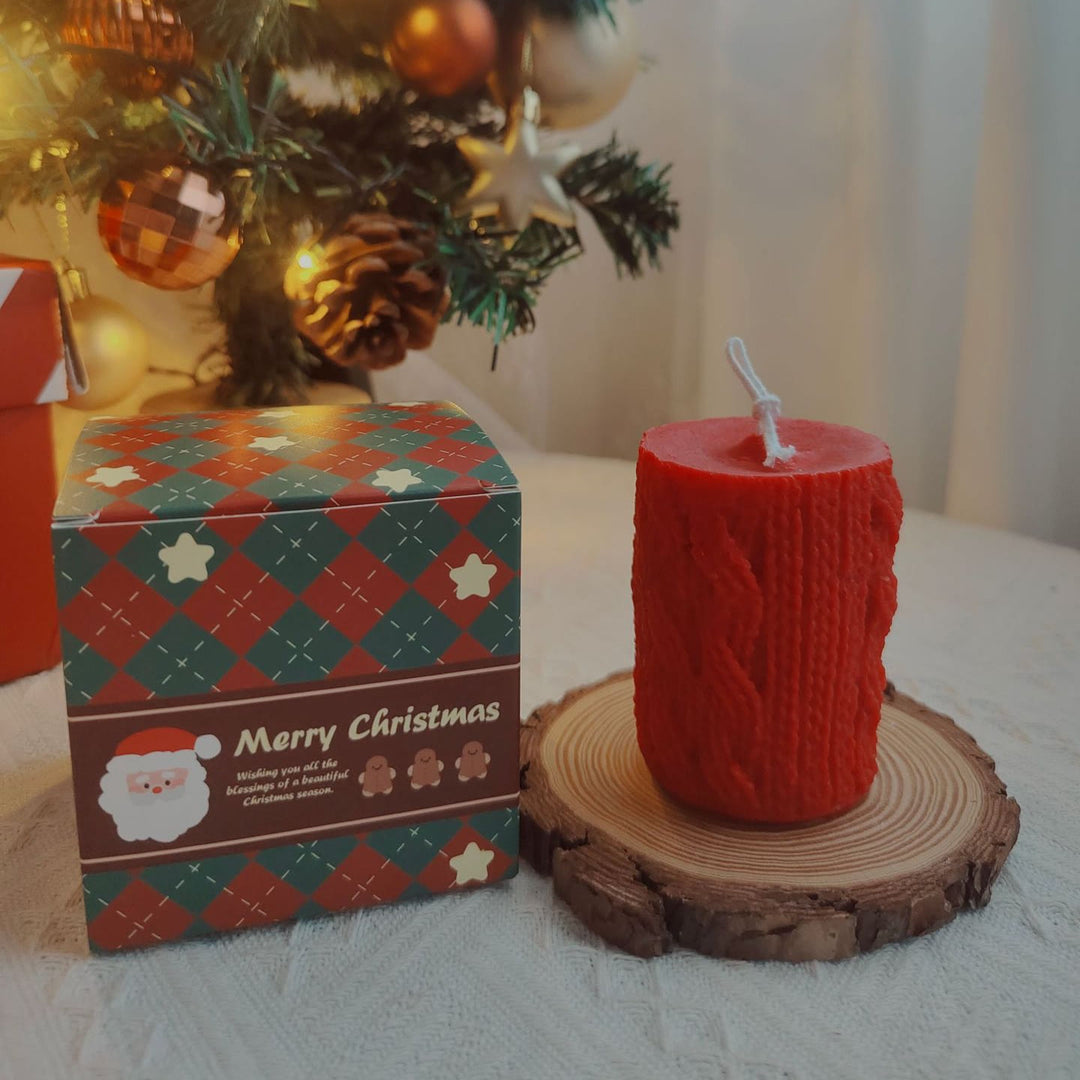 Vela con forma de calcetín navideño hecha con ovillo de lana y guante grabado de Olivenorma 