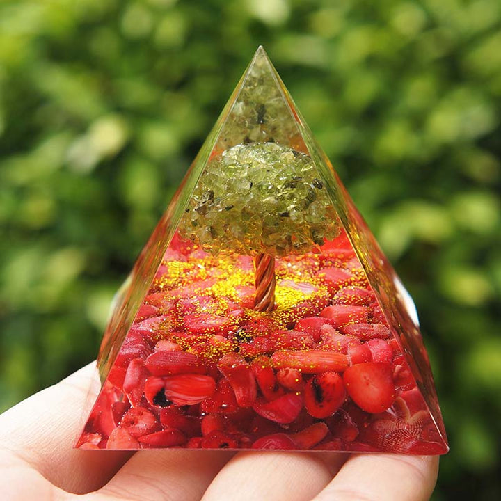 Pirámide de orgón del árbol de la vida de peridoto de Olivenorma con coral rojo