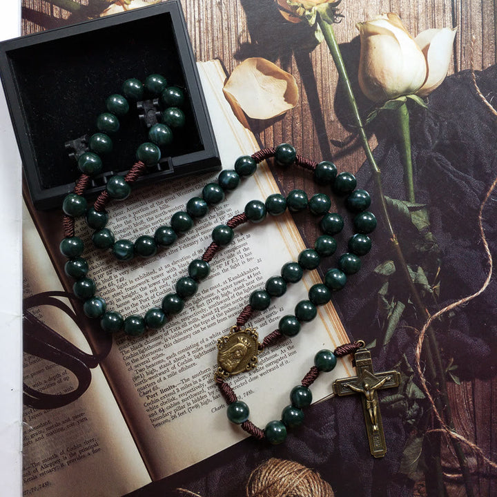 Collar con colgante de cruz con medalla sagrada de ágata musgosa de Olivenorma
