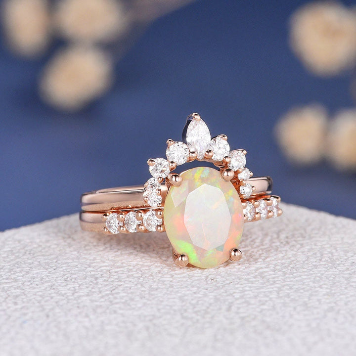 Anillo de compromiso en oro rosa con ópalo ovalado antiguo de Olivenorma 