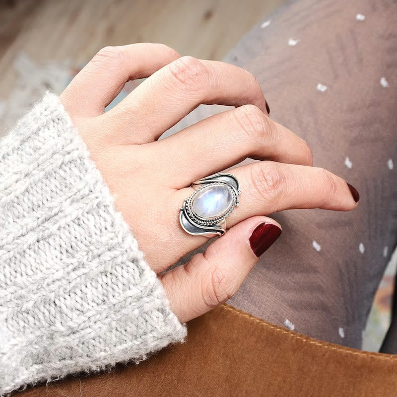 Anillo de piedra lunar retro "Fuente de intuición" de Olivenorma
