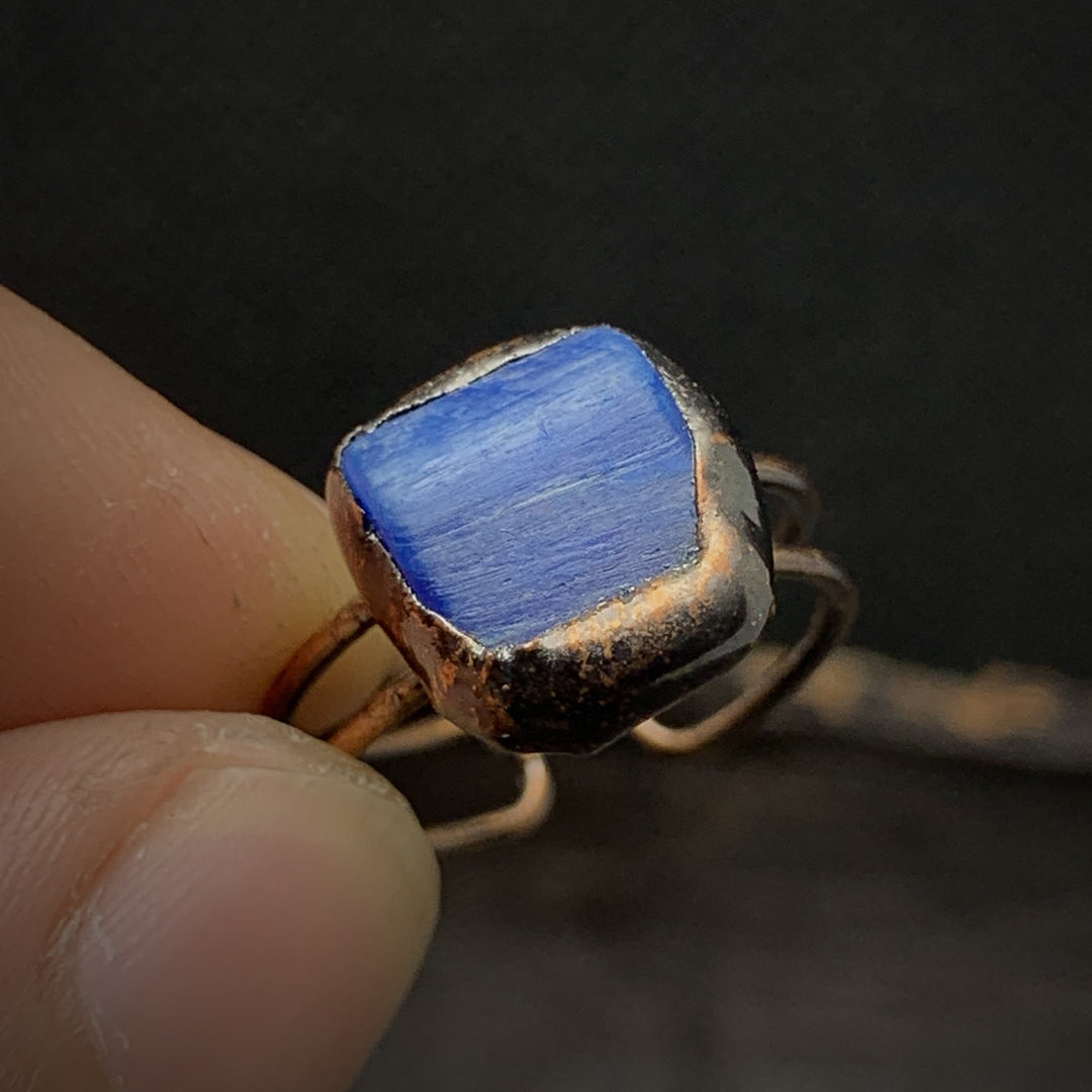 Anillo ajustable con doce piedras de nacimiento de piedra irregular natural en bruto de Olivenorma 