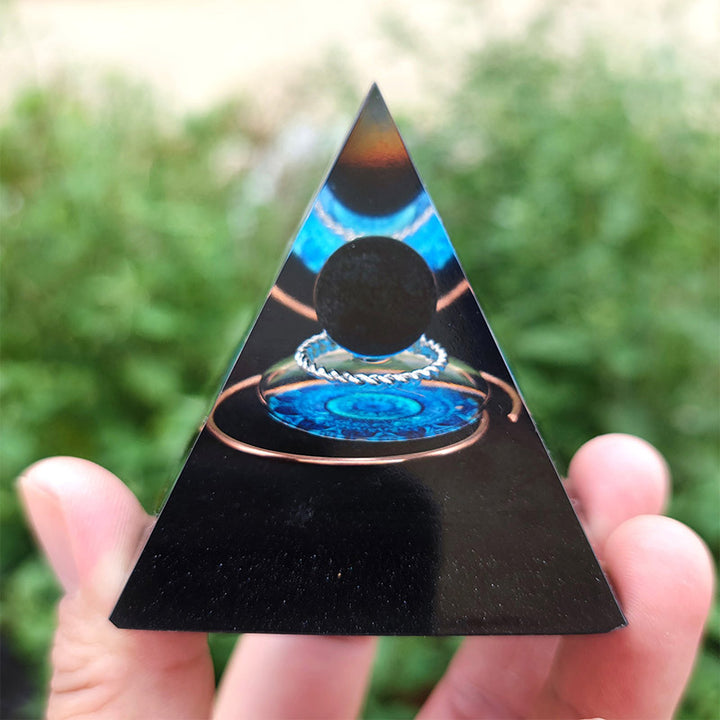 Pirámide de energía orgónica con esfera de obsidiana de Olivenorma