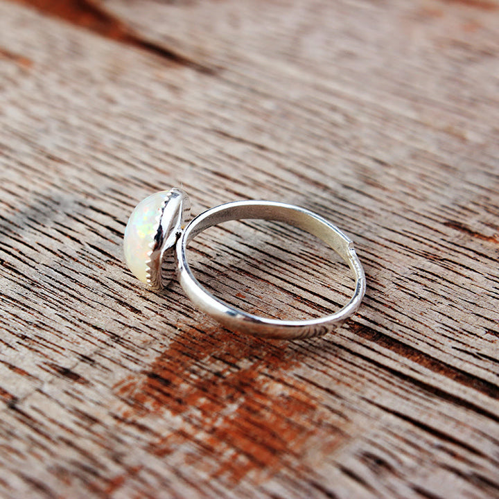Anillo ajustable de medio círculo sencillo con piedra lunar y ópalo de Olivenorma
