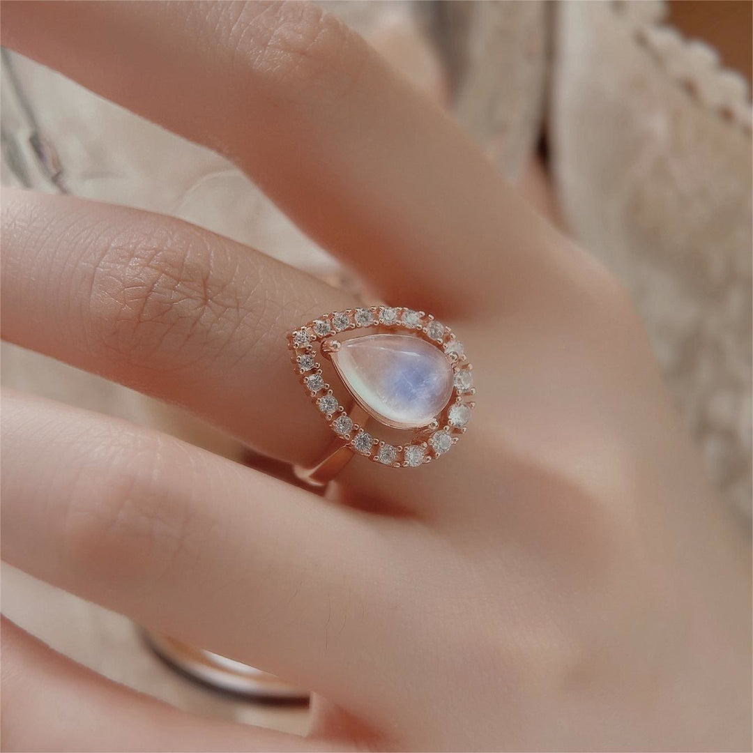Anillo de oro rosa S925 con circonita blanca y piedra lunar en forma de gota de agua de Olivenorma