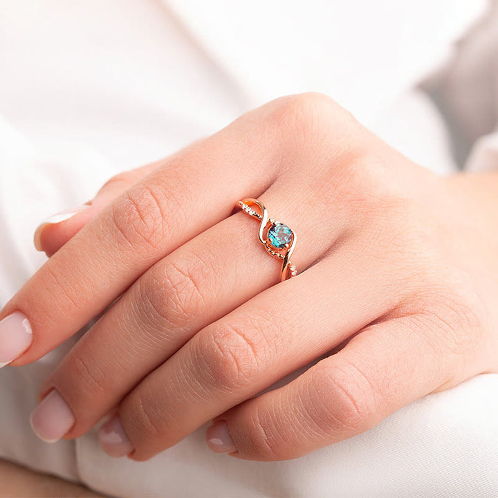 Anillo de compromiso de alejandrita azul en forma de onda de Olivenorma