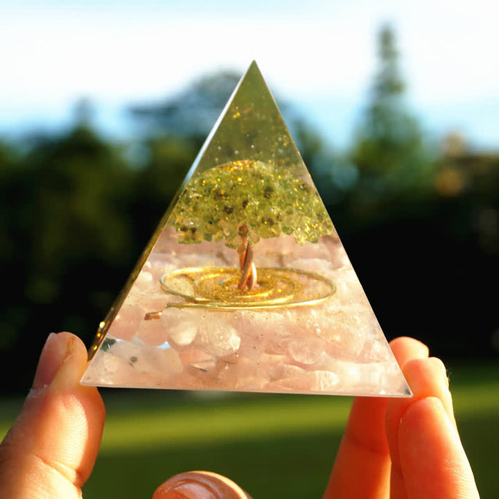 Pirámide orgónica del árbol de la vida con peridoto y cuarzo rosa de Olivenorma