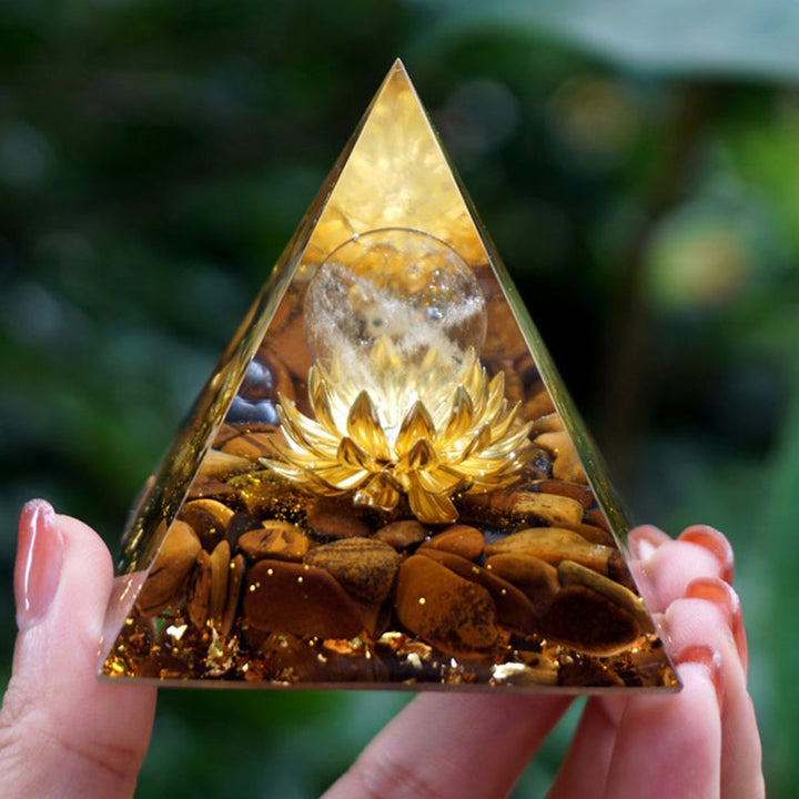 Pirámide de orgón con símbolo de loto y ojo de tigre de cristal transparente de Olivenorma 