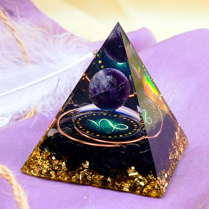 Pirámide de orgón del zodiaco Capricornio con esfera de amatista y obsidiana de Olivenorma
