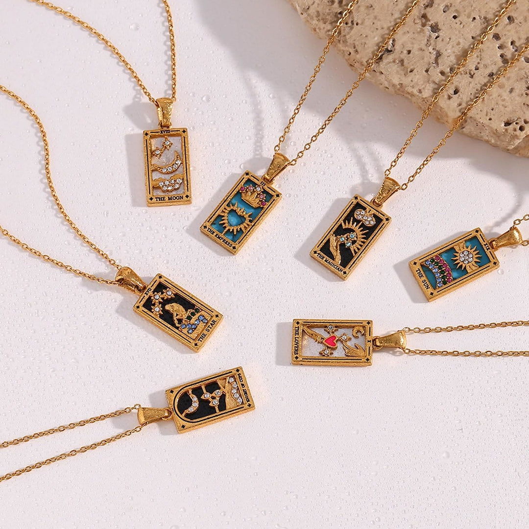 Collar con el signo del tarot "Sol, Amantes, Estrella y Luna" de Olivenorma