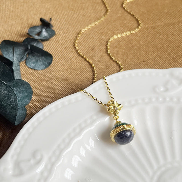 Collar con colgante de esfera de arenisca azul malaquita "Stellar Corona" de Olivenorma
