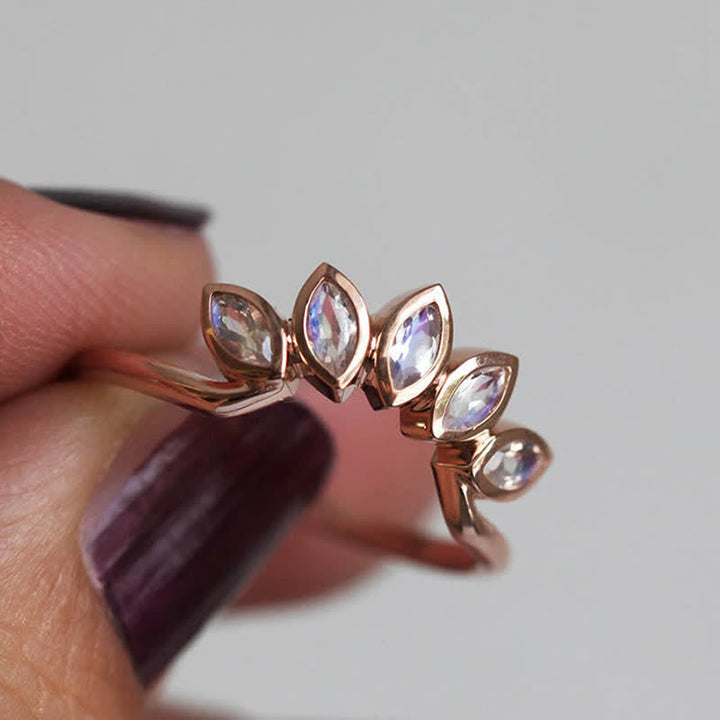 Anillo de 3 piezas con piedra lunar y flor de sol de Olivenorma “Diosa de las mareas”