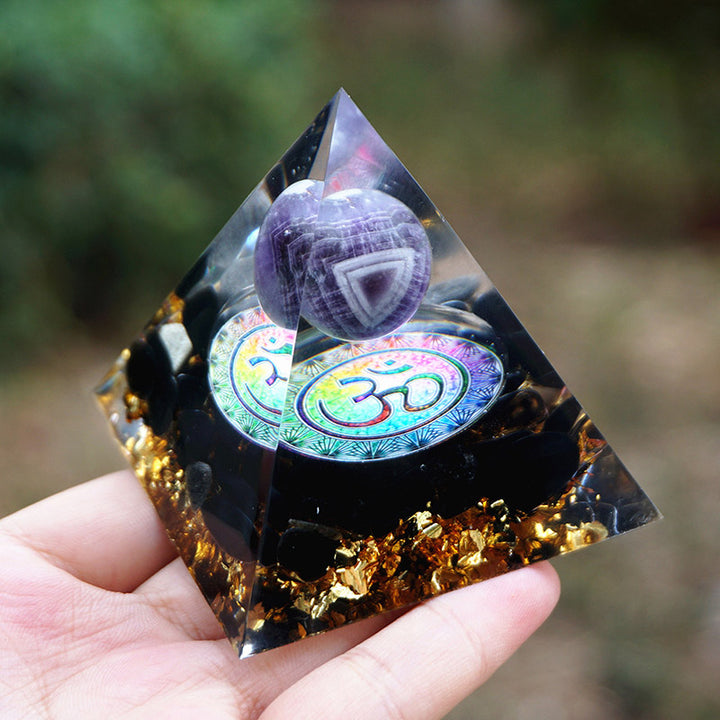 Pirámide de orgón con símbolo OM de amatista natural y obsidiana de Olivenorma