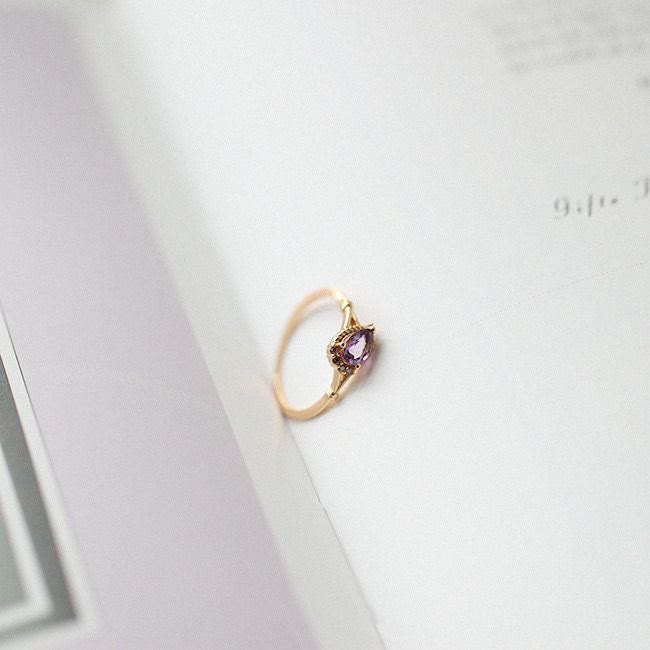 Anillo ajustable abierto con gota de agua y circonita blanca y amatista de Olivenorma