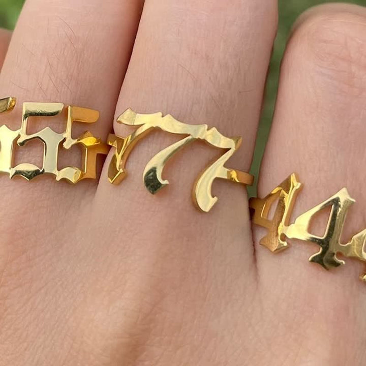 Anillo de la suerte minimalista con número angelical