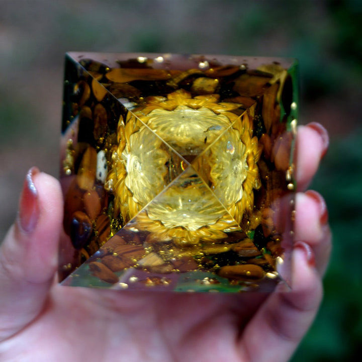 Pirámide de orgón con símbolo de loto y ojo de tigre de cristal transparente de Olivenorma 