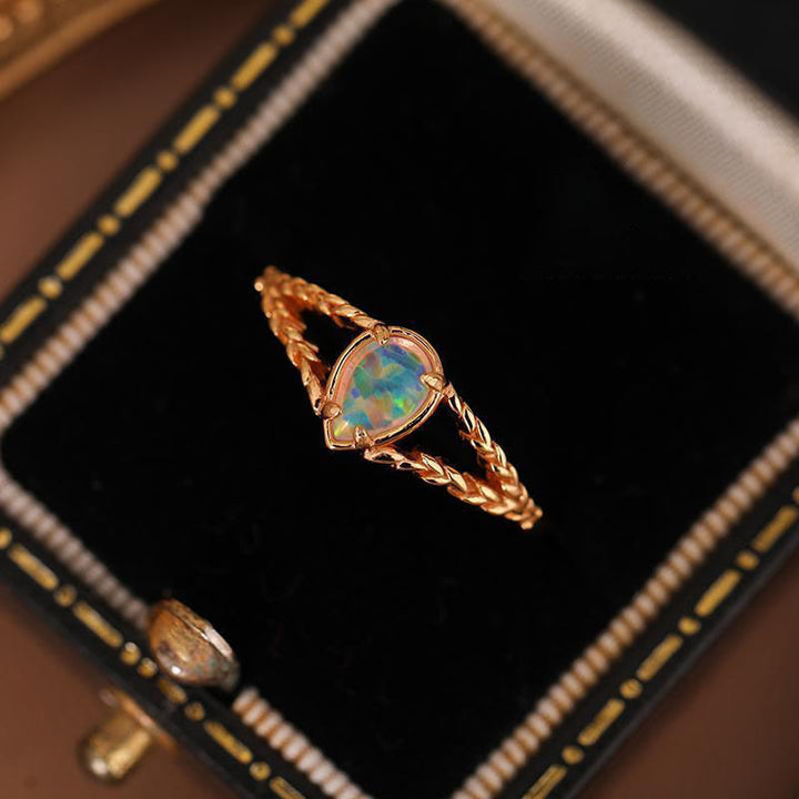 Anillo de oro con espigas huecas y piedra de ópalo de Olivenorma