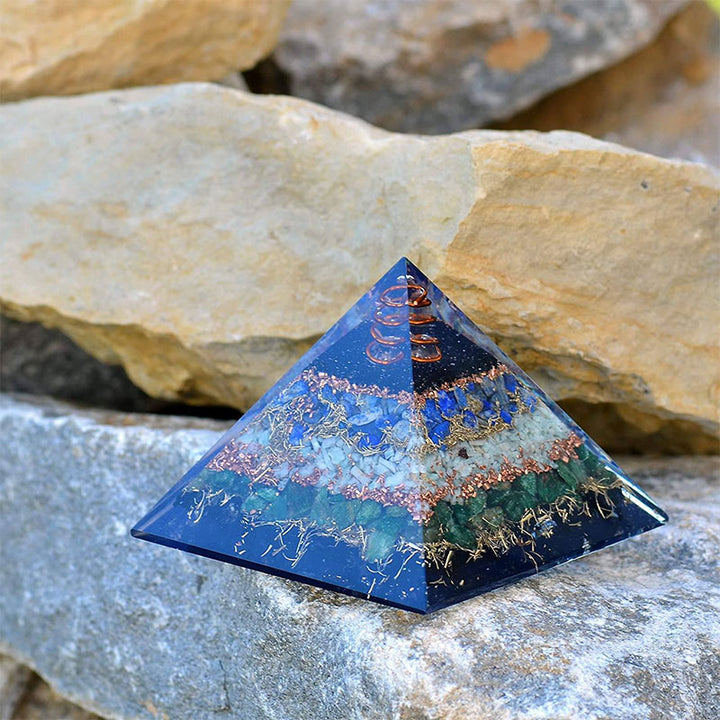 Pirámide de orgón de mazonita de Olivenorma con jade verde