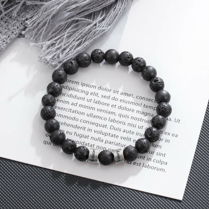 Pulsera de hombre personalizada con cuentas grabadas en piedra natural de Olivenorma