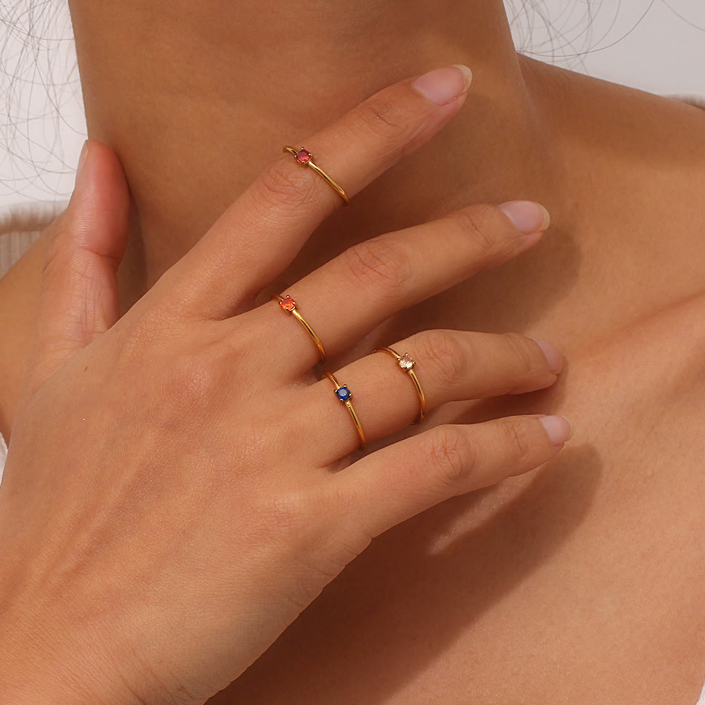 Anillo de acero inoxidable chapado en oro de 18 quilates con piedra natal simple de Olivenorma