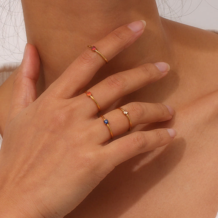 Anillo de acero inoxidable chapado en oro de 18 quilates con piedra natal simple de Olivenorma