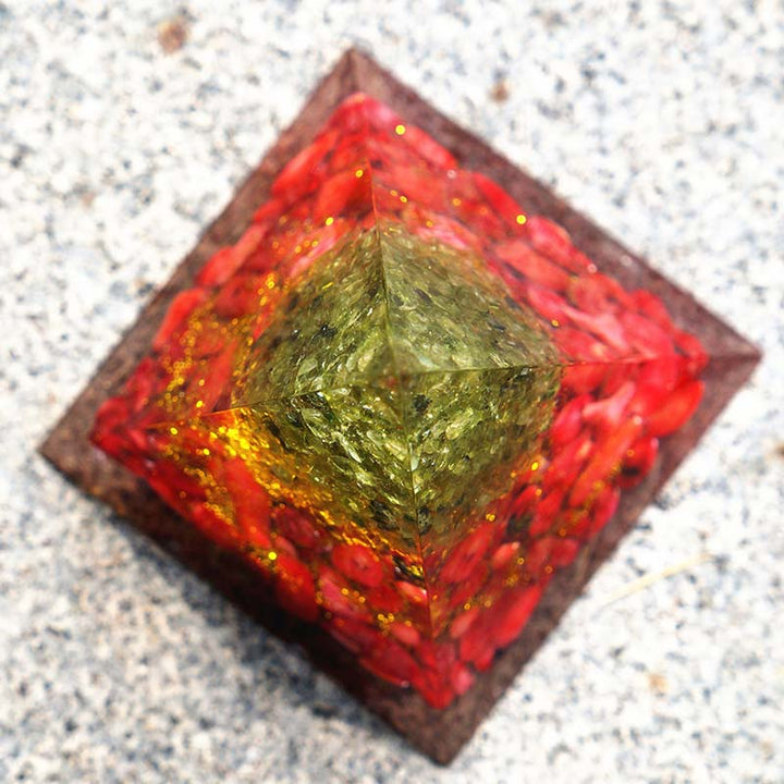 Pirámide de orgón del árbol de la vida de peridoto de Olivenorma con coral rojo