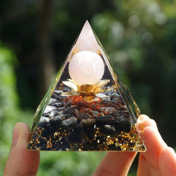 Pirámide de orgón con símbolo de loto de obsidiana y cuarzo transparente de Olivenorma 