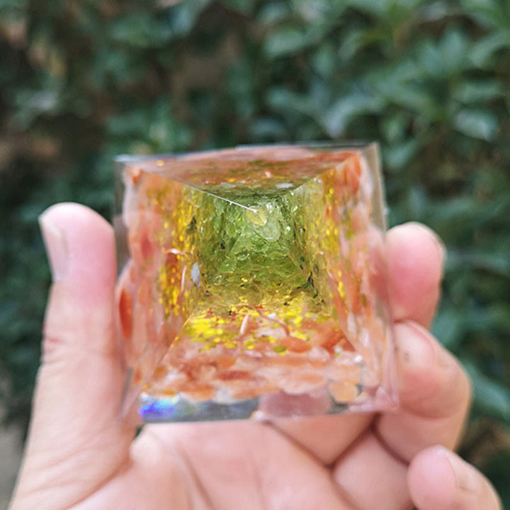 Pirámide de orgón del árbol de la vida de peridoto y piedra solar de Olivenorma