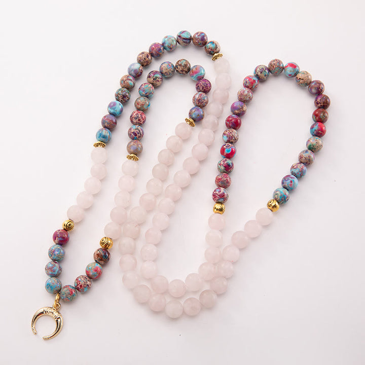 Collar rosario con colgante de luna y piedra emperadora de cuarzo rosa de Olivenorma
