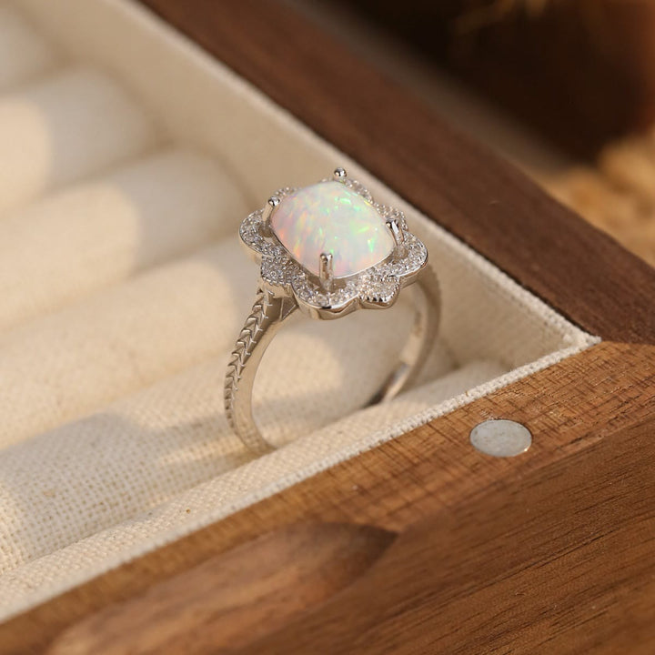 Anillo de compromiso con diseño grabado de circonita blanca y ópalo de Olivenorma