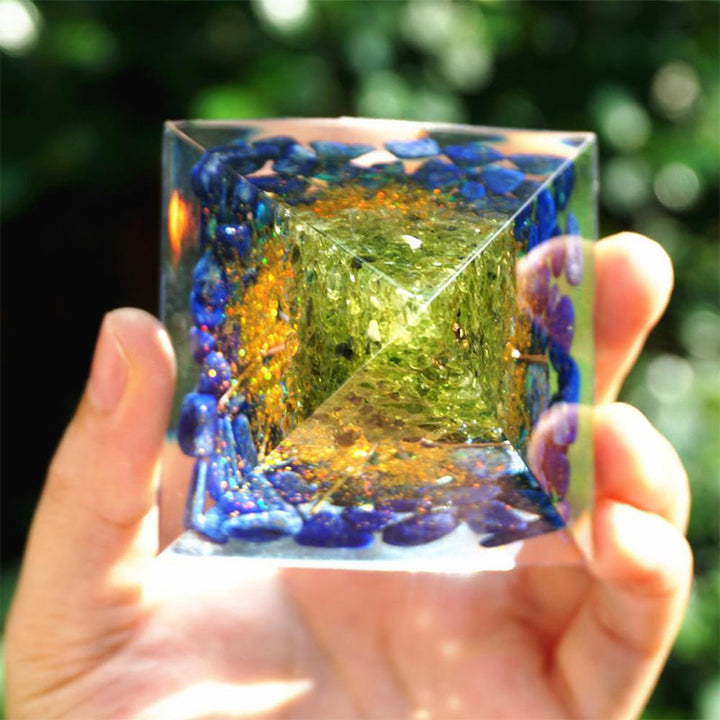 Pirámide de orgón con peridoto y lapislázuli del árbol de la vida de Olivenorma